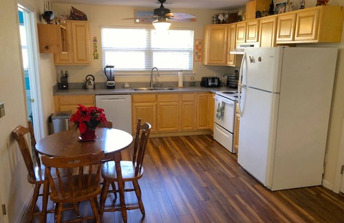 St. George Island Apartment | LOW INTRO RATE! Clean/adorable with lots of nice features! Next to beach path.