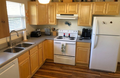 St. George Island Apartment | LOW INTRO RATE! Clean/adorable with lots of nice features! Next to beach path.