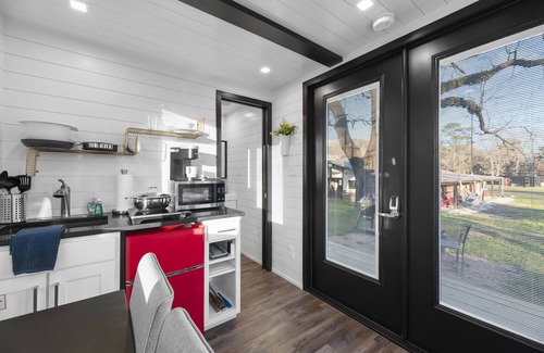 Willis Cottage | Low N' Slow -2 mins to Lake Conroe! Rooftop deck, Heated Pool, Fire Pit