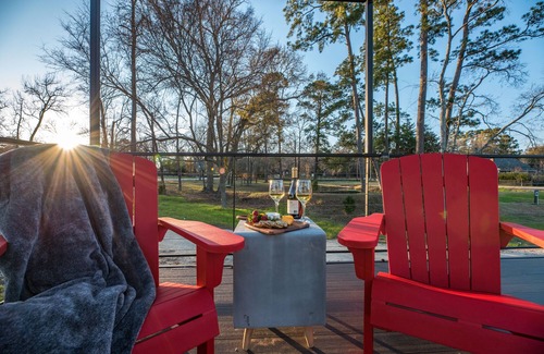 Willis Cottage | Low N' Slow -2 mins to Lake Conroe! Rooftop deck, Heated Pool, Fire Pit