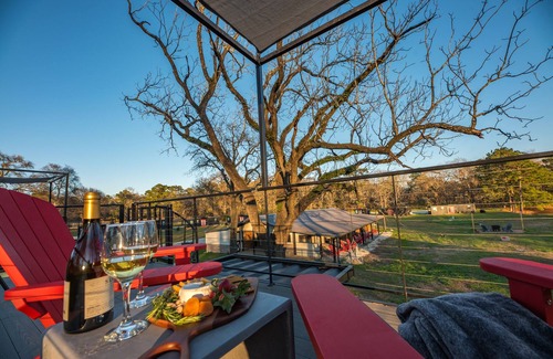 Willis Cottage | Low N' Slow -2 mins to Lake Conroe! Rooftop deck, Heated Pool, Fire Pit