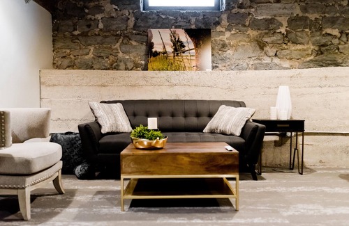 Logan Apartment | Lower Flat Luxury Suite - 920 SQ FT - Perfect Launchpad for any Adventure