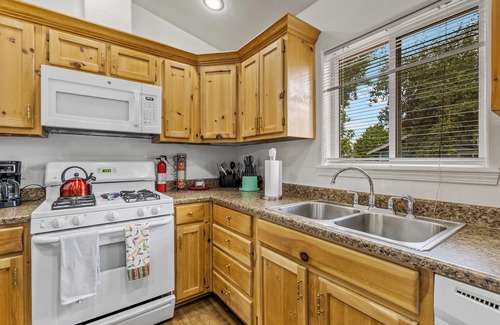 Williams House | Lower Rates! The Grand Canyon Orange Blossom -Downtown with A/C.