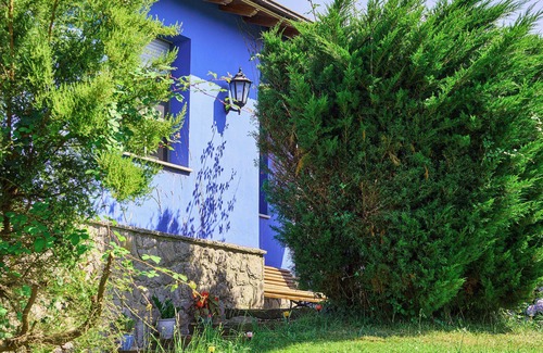 Illas Cottage | Lua's blue house: A magical place