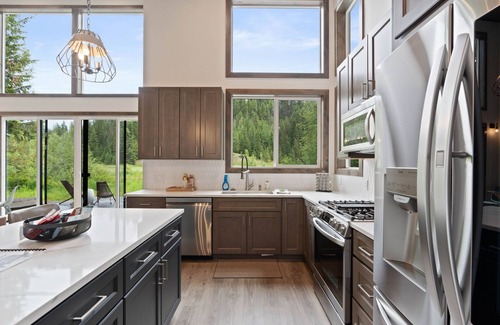 Priest River House | Luby Lodge - Modern Luxury Home with a Hot Tub