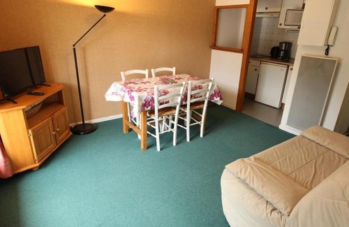 Bagneres-de-Luchon Apartment | Luchon - T2 pour 4 pers. avec balcon et parking - FR-1-313-185