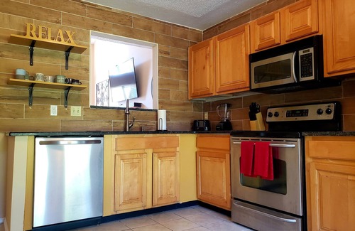 Jacksonville House | Lucky Lodge: 3Bd/2Bth Home Away from Home Sleeps8!