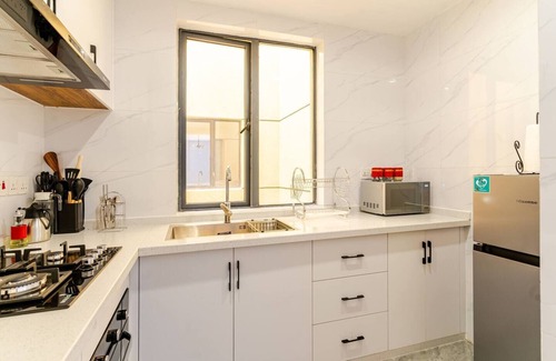 Kilimani Apartment | Lucullan haven with pool+gym+king bed+yaya center