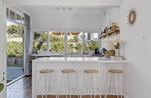 Mollymook House | Lucy's 1960s Retro House Mollymook | Wine | Sunny Veranda | Breakfast | Wifi