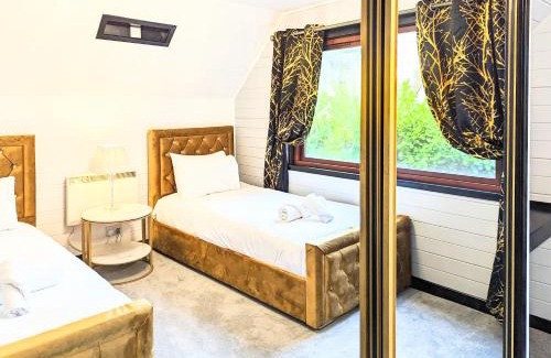 Almondbank Ski Chalet | Lugh 9 - Hot Tub-Perth-Pets-Luxury-Hunting Tower