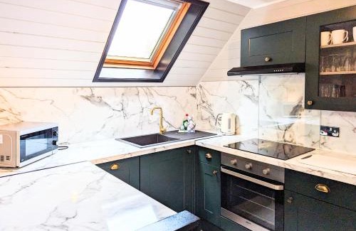 Almondbank Ski Chalet | Lugh 9 - Hot Tub-Perth-Pets-Luxury-Hunting Tower