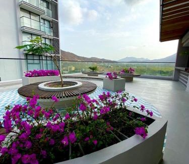 Comuna 2 Apartment | Lujoso con terraza, vista al mar y reserva natural