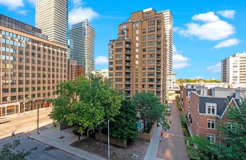 Yonge-Eglinton Apartment | luminous 2-Bedroom Apartment with Balcony
