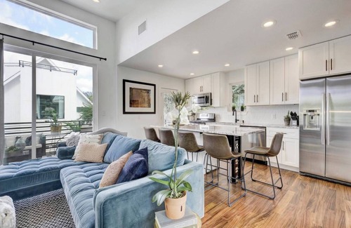 Govalle House | Luminous Renovated Cottage | Near Downtown