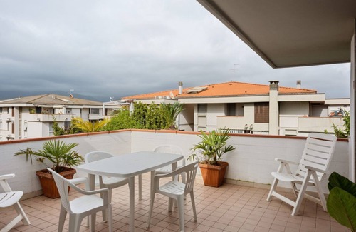 Luni Mare Apartment | Luni Mare Bright Terrace Flat With Parking