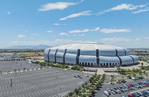 Glendale Sports and Entertainment District Apartment | Lush 2BR Walk to Westgate Pool Gym WD