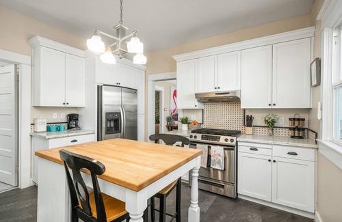 Laurelhurst House | Lush Paradise 4 BR/2BA~Next to Park~ Walkscore 98