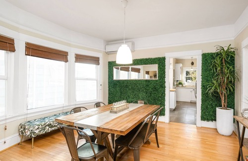 Laurelhurst House | Lush Paradise 4 BR/2BA~Next to Park~ Walkscore 98
