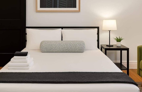 West Lakeview Apartment | Lush Studio Apartment