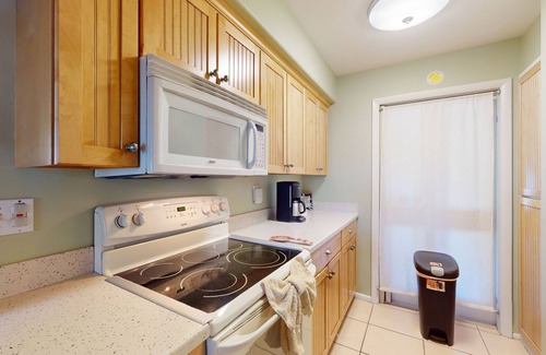 Waikoloa Condo | Lush tropic stay with a lanai, washer/dryer, shared pool, hot tub, & game room
