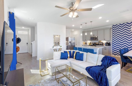 Del Valle House | Lux 3bd, Game room with 85" TV, gym, firepit, Minutes to Tesla, COTA, Airport