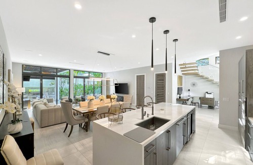 Coconut Grove House | Lux 4BR Retreat w/Heated Pool, BBQ, and Bikes