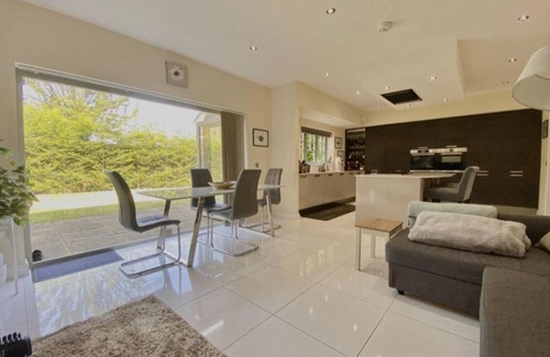 Peterborough House | Lux 6 Bed Peterborough Serviced Accommodation | Solari Living