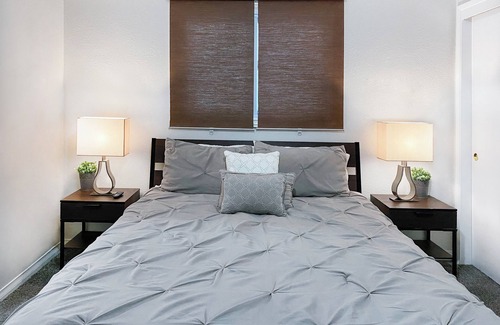 Winchester Bed & Breakfast | LUX 7-bedrooms 4-bathrooms with AC, Pool, Jacuzzi, 5 mins to Las Vegas Strip