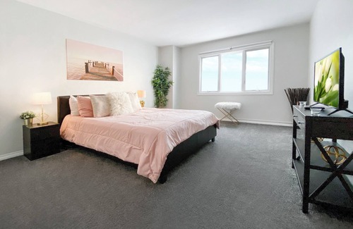 Winchester Bed & Breakfast | LUX 7-bedrooms 4-bathrooms with AC, Pool, Jacuzzi, 5 mins to Las Vegas Strip