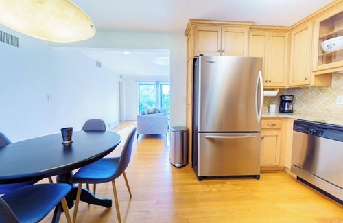 Central Hyde Park Condo | Lux Condo w POOL & Parking