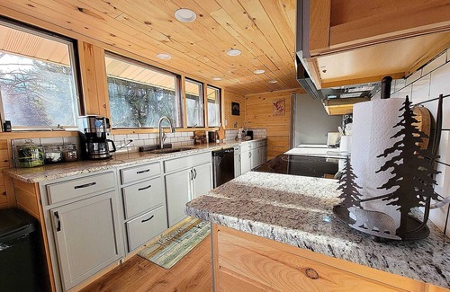 Long Pond Cabin | Lux cozy Log Mountain Cabin/lake views