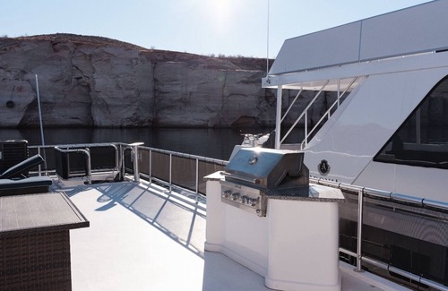 Page Boat Rental | Lux Houseboat on Lake Powell just 15 minutes from the Antelope Slot Canyons