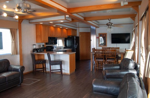 Page Boat Rental | Lux Houseboat on Lake Powell just 15 minutes from the Antelope Slot Canyons