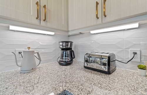 Scofield Farms Apartment | Lux King Suite | Pool | Gym | By Domain Mall | TechRidge