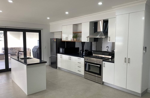 Broken Hill House | Lux Modern 4 Bedroom home n3 minuts to all Sopping centres