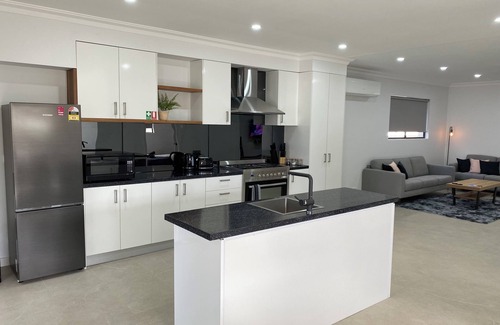 Broken Hill House | Lux Modern 4 Bedroom home n3 minuts to all Sopping centres