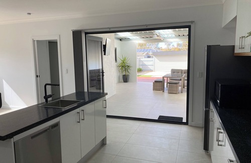 Broken Hill House | Lux Modern 4 Bedroom home n3 minuts to all Sopping centres