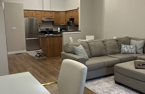 Woodslee House | Lux. Modern Blue Heron Home Fireplace, Garage, Pet-Friendly, easily accessible!