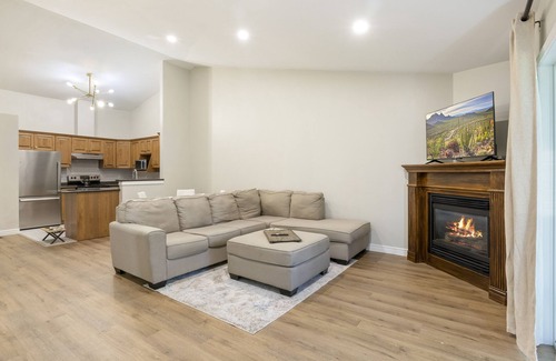 Woodslee House | Lux. Modern Blue Heron Home Fireplace, Garage, Pet-Friendly, easily accessible!
