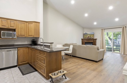 Woodslee House | Lux. Modern Blue Heron Home Fireplace, Garage, Pet-Friendly, easily accessible!