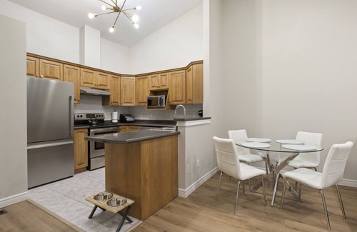 Woodslee House | Lux. Modern Blue Heron Home Fireplace, Garage, Pet-Friendly, easily accessible!