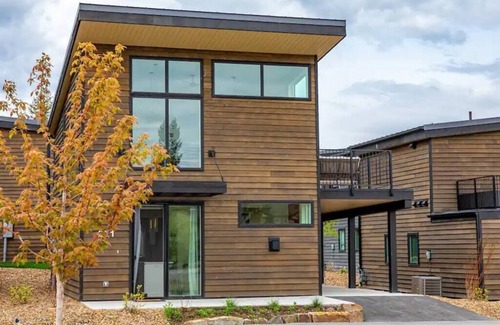 Whitefish House | LUX Modern Retreat: Hot tub & Pool, Perfect Location!