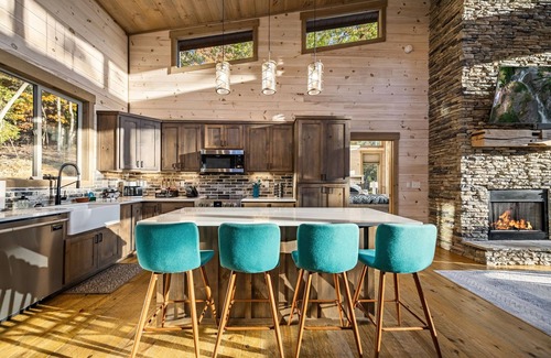 Morganton Ski Chalet | Lux Mountain Chalet - Hot Tub, Fire Pit, Game Room, Pool Table, Wi-Fi & more!