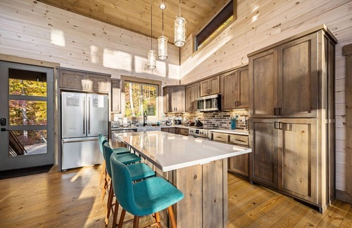 Morganton Ski Chalet | Lux Mountain Chalet - Hot Tub, Fire Pit, Game Room, Pool Table, Wi-Fi & more!