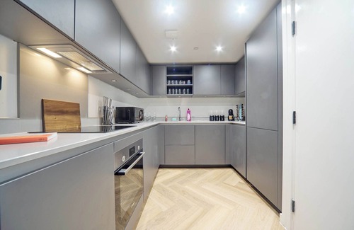 The Westside Apartment | Lux Nostalgic City Stay w/Pool Table, Netflix, Sofa Bed, sleeps 6,Nostagia stays