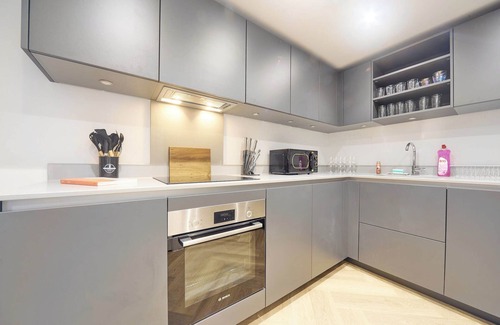 The Westside Apartment | Lux Nostalgic City Stay w/Pool Table, Netflix, Sofa Bed, sleeps 6,Nostagia stays