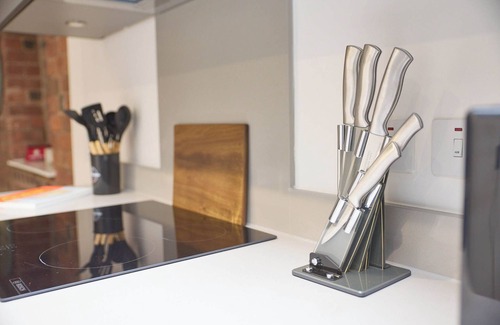 The Westside Apartment | Lux Nostalgic City Stay w/Pool Table, Netflix, Sofa Bed, sleeps 6,Nostagia stays