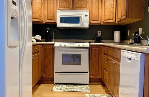 Sigourney Apartment | Luxe 2-bedroom apartment downtown, "Sigourney Summit"