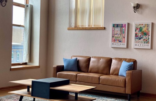 Sigourney Apartment | Luxe 2-bedroom apartment downtown, "Sigourney Summit"