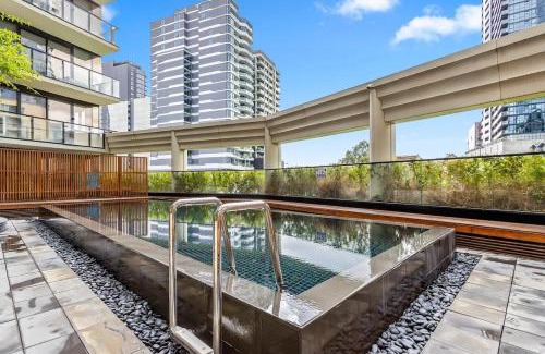 South Yarra Apartment | Luxe 2BR Retreat POOL GYM & PARKING South Yarra